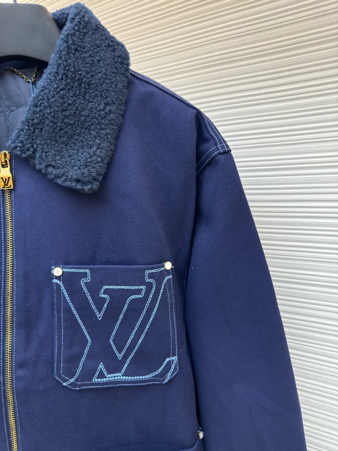 LOUIS VUITTON Winter Solstice Denim Work Clip ●Original version: Purchased and developed for 28500 ●Item number: 1680749-C45 ●Fabric: royal blue thickened beaded canvas fabric ●Technology: made on a positioning cutting machine ●Version: fitted version ●Weight: about 1315 grams ●Size: 46-48-50-52 ●Description: Has a comfortable wool collar and Monogram quilted lining, with topstitching incorporated into the chest pocket and rear respectively. LV logo and suede LV patch. Pearlescent rivets and buttons give it a dandy feel, matching the style. The overall wiring is straight and delicate, the fabric is comfortable and soft, and the color is consistent without color difference. It can be matched with the same style to create a fashionable look and control various occasions. Customized accessories, complete with three standards, same style for men and women!